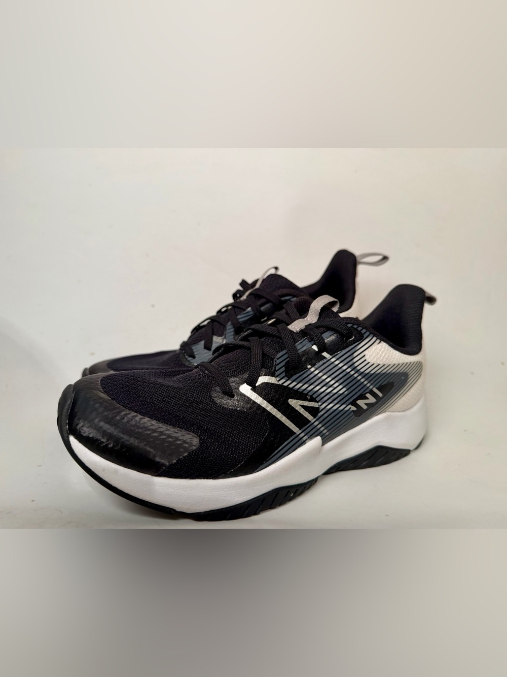 New Balance Rave Run v2 Sneakers Boys Size 5.5 Black White Athletic PKRAVBW2